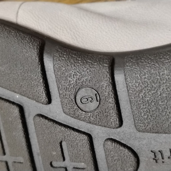 Easy Spirit - Picture 4 of 5